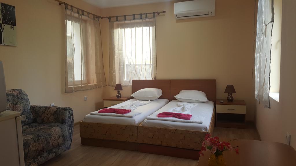 Cathedral Guesthouse Varna Bagian luar foto
